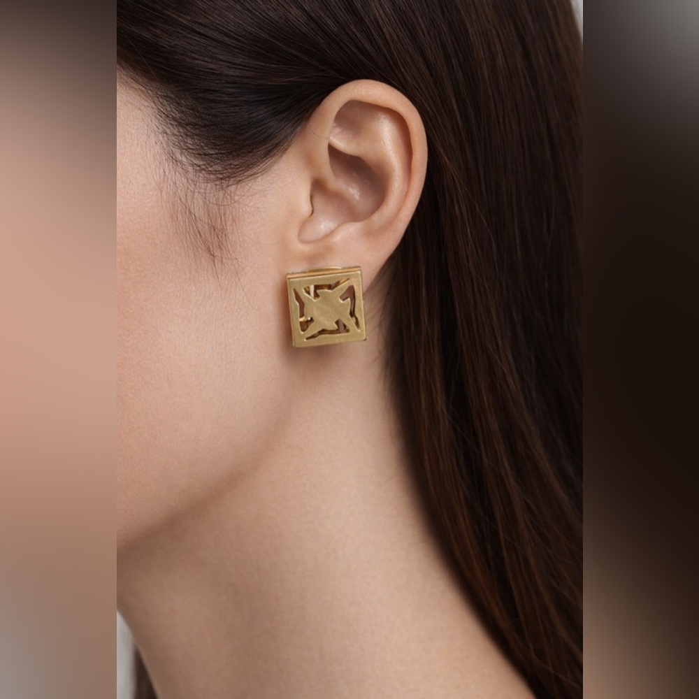 Salvatore Ferragamo High Heel Motif Gold Clip-On Earrings - Picture 7 of 7